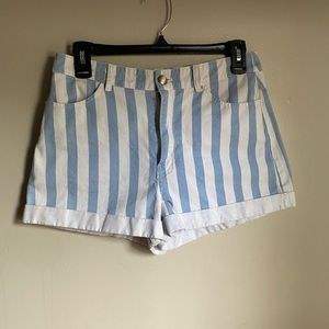 Forever 21 Blue and white stripped shorts size M, barley worn no stains.